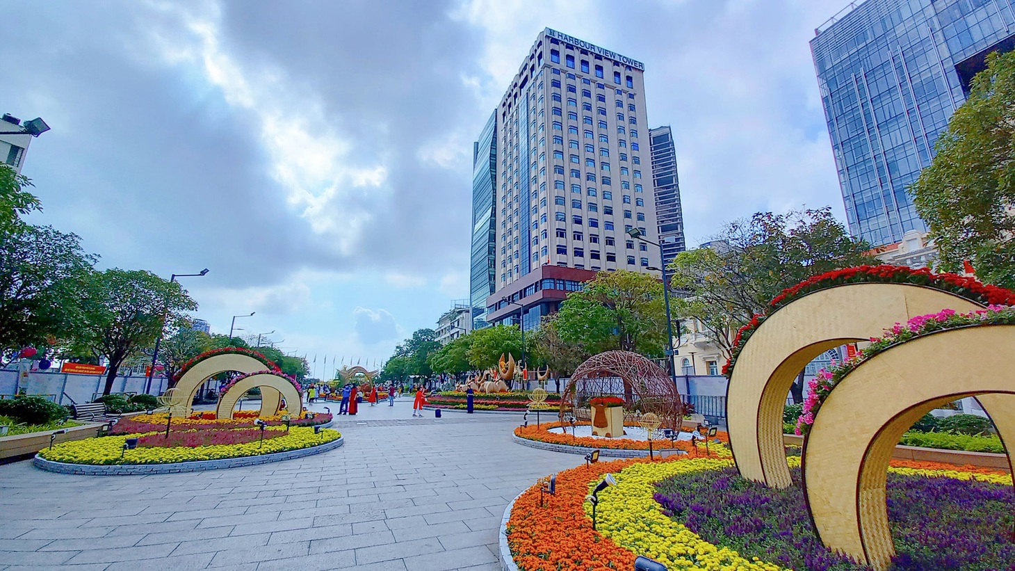 Đường hoa ở Sài Gòn - Ảnh: THIÊN AN