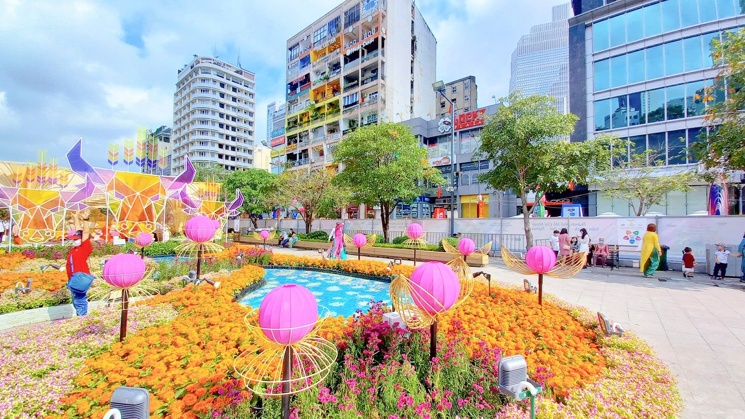 Đường hoa ở Sài Gòn - Ảnh: THIÊN AN
