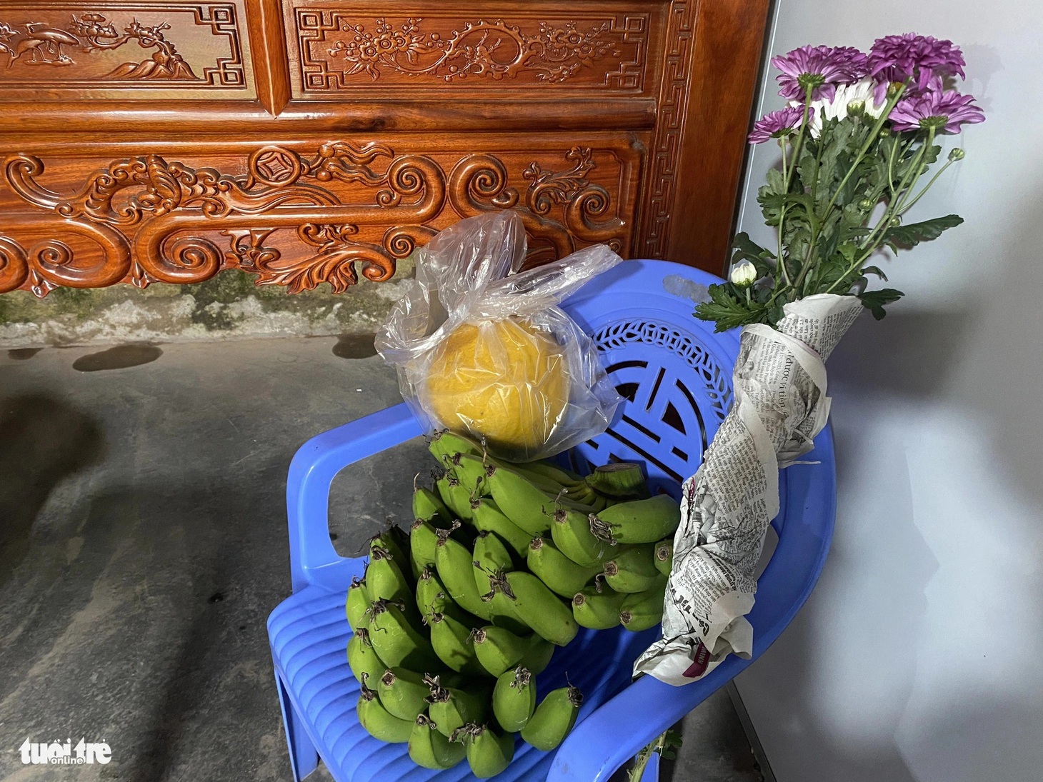 Những món quà hàng xóm, láng giềng gửi tặng khiến ngày Tết của Quang ấp áp tình thương - Ảnh: NGUYÊN BẢO