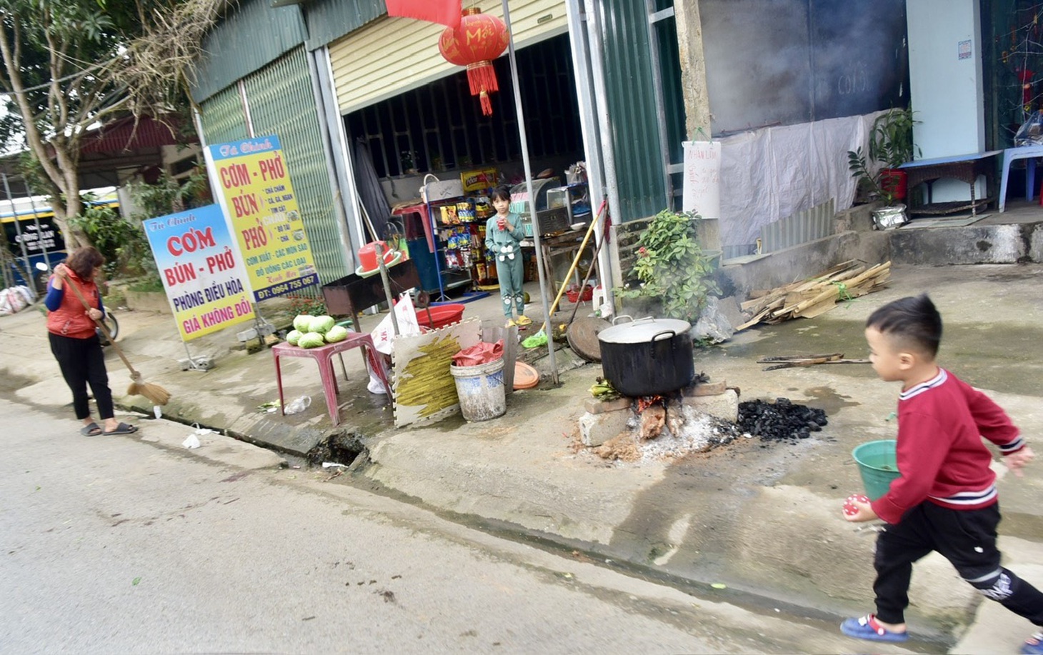 Nhiều quán hàng đã nghỉ bán và đang chuẩn bị nấu nồi bánh chưng - Ảnh: T.T.D.