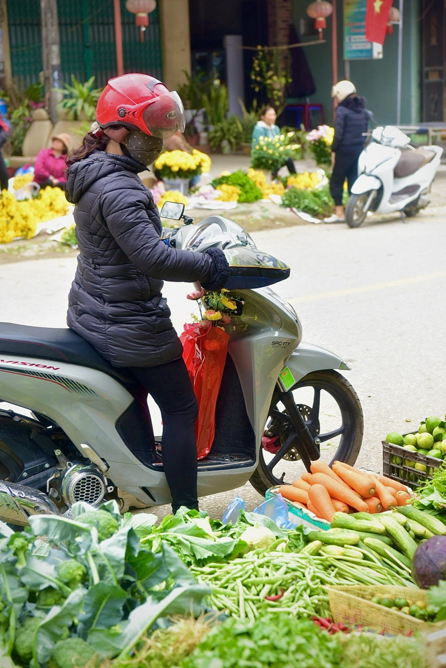 Nhiệt độ giữa trưa ở huyện Yên Bình là 14 độ C, người dân chuẩn bị bao tay xe máy để chống rét - Ảnh: T.T.D.