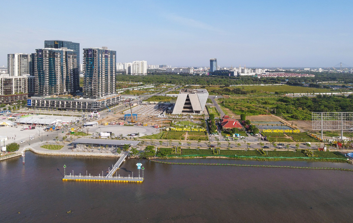 &nbsp;Bến buýt sông Sài Gòn nối liền bến Bạch Đằng - Thủ Thiêm sau 13 năm vừa được khánh thành hôm 7-2 - Ảnh: CHÂU TUẤN&nbsp;