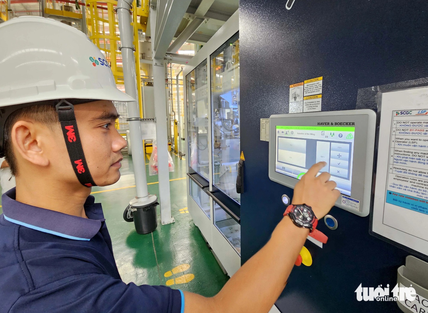 Nam kỹ sư vận hành Trần Tuấn Văn (32 tuổi) điều khiển các máy móc để cho "ra lò" các sản phẩm hạt nhựa. Nhiều công đoạn tự động hoàn toàn khi máy móc thay thế sức người
