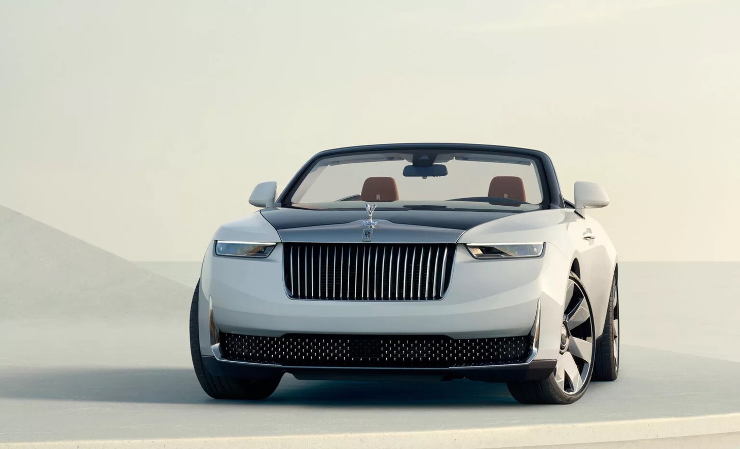 Rolls-Royce Droptail Amethyst sở hữu tông màu tím, còn La Rose Noire lấy cảm hứng từ hoa hồng Pháp. Đến Rolls-Royce Droptail Arcadia, chiếc xe sở hữu màu sơn trắng dịu, cabin ốp gỗ màu đất, mang đến cảm giác một du thuyền nghỉ dưỡng sang trọng trên 4 bánh xe. Đó là lý do chiếc Droptail thứ ba mang tên Arcadia, lấy từ tiếng Hy Lạp cổ đại nghĩa là "thiên đường trên Trái đất"