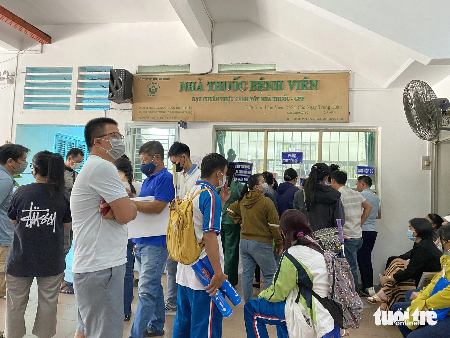 Nhiều thời điểm, bệnh viện quá tải số lượng bệnh nhân chờ nhận thuốc&nbsp;