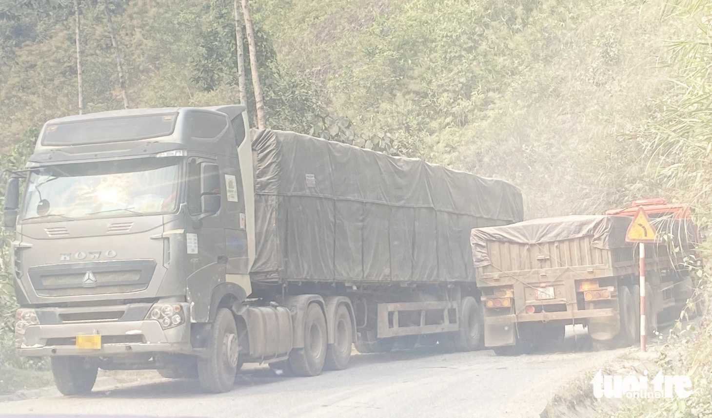 Nhiều xe tải trọng lớn khó khăn tránh nhau do đường chật hẹp