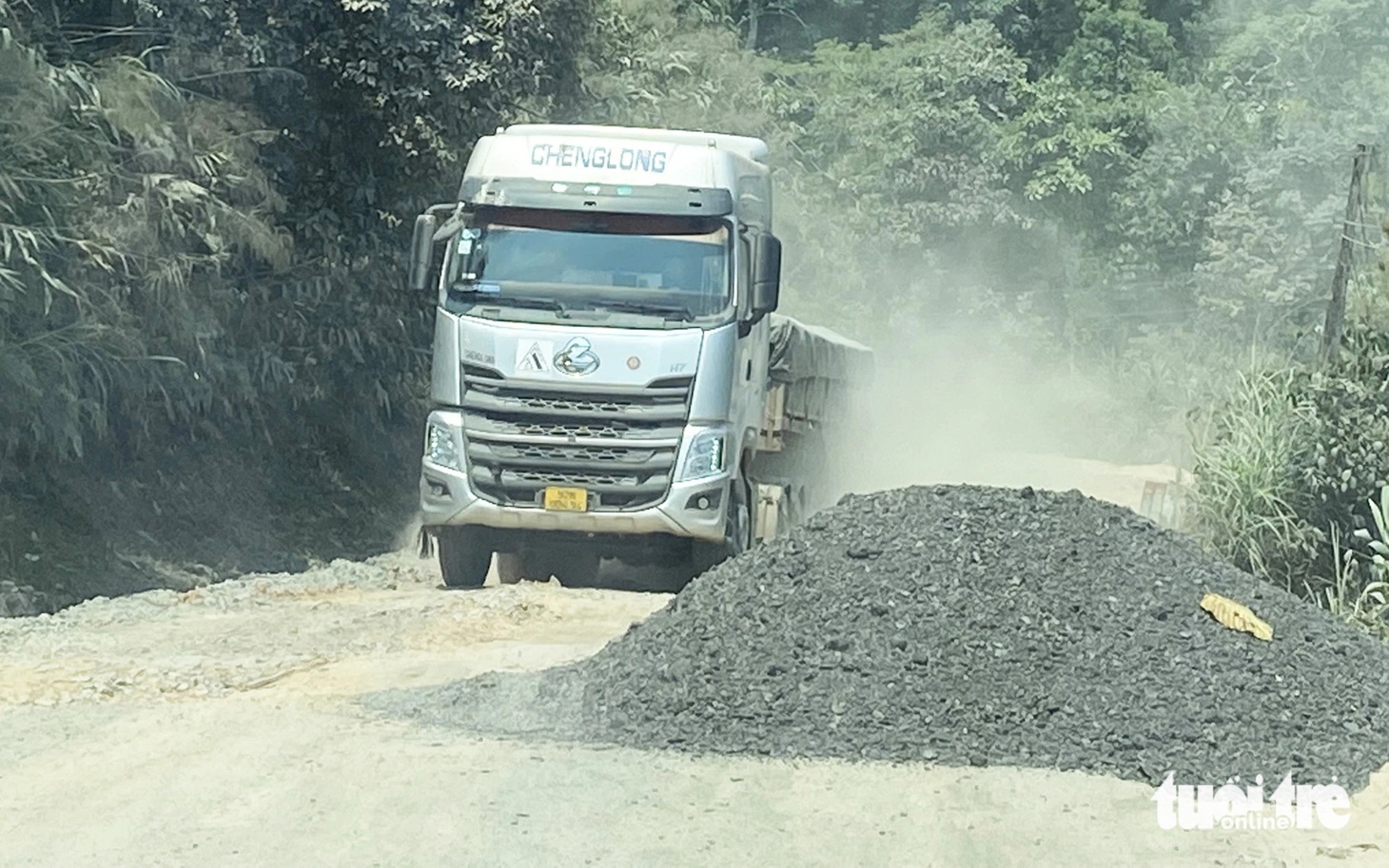 Hằng ngày xe chở quặng đi rất nhiều trên đường