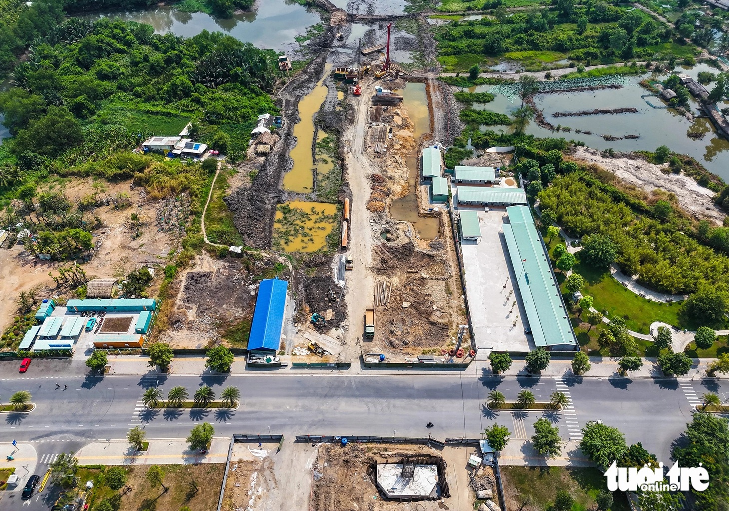Góc phải ảnh là Ban chỉ huy dự án vành đai 3 TP.HCM (đoạn qua TP Thủ Đức), còn phía sau ảnh là công trường xây dựng, làm luồng tuyến vành đai 3 cũng đã thành dáng dấp - Ảnh: LÊ PHAN