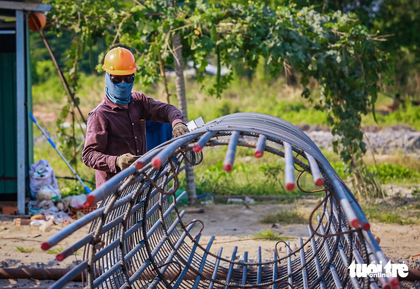 Theo ghi nhận của Tuổi Trẻ Online ngày 12-3, các công nhân, kỹ sư tại công trường vành đai 3 đoạn qua tỉnh Bình Dương (giáp huyện Củ Chi) đang làm việc liên tục giữa thời tiết nắng gắt - Ảnh: CHÂU TUẤN