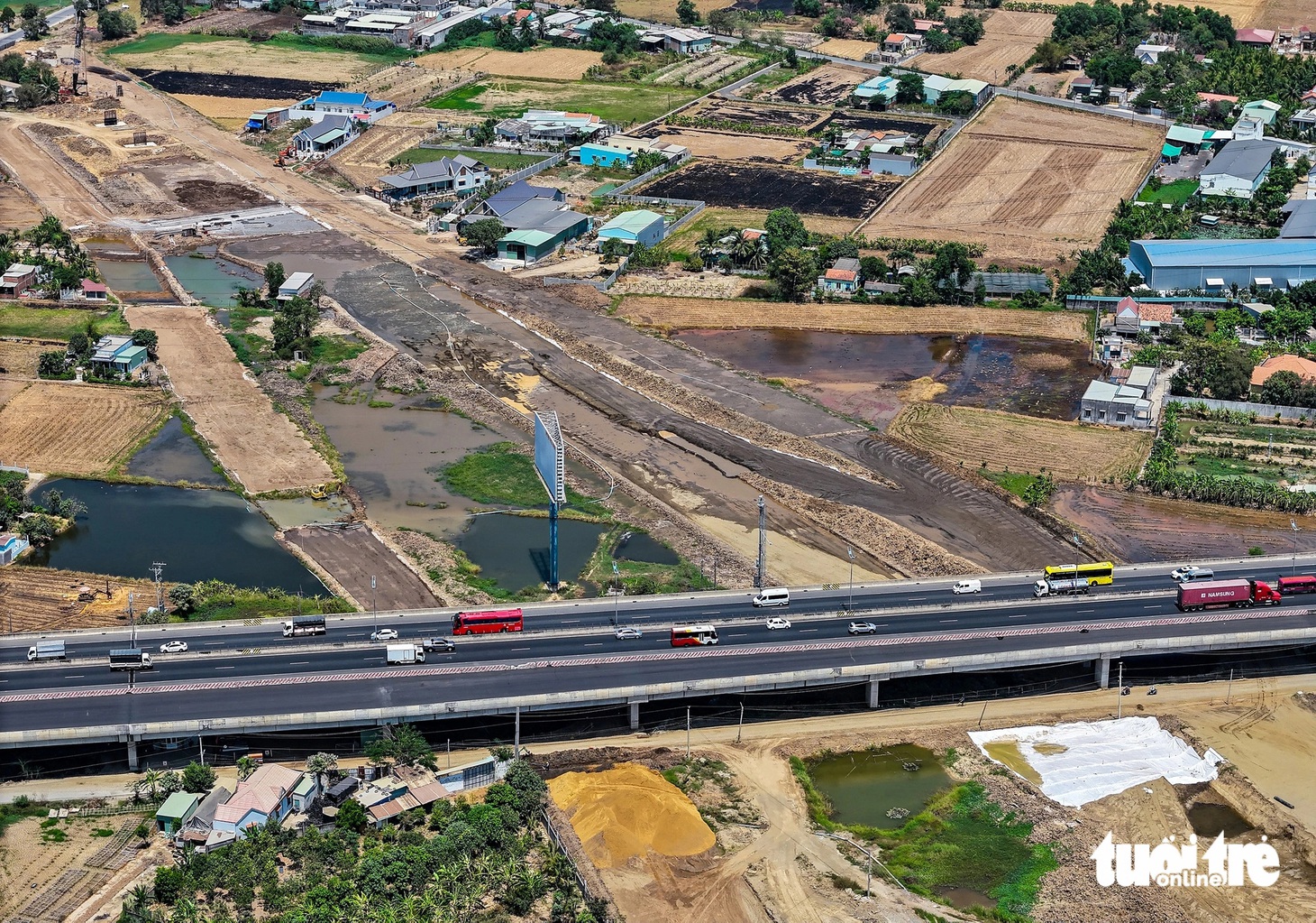 Dự án thành phần 8: Bồi thường, hỗ trợ, tái định cư đường vành đai 3 (tỉnh Long An) có diện tích đã thu hồi đất là 46,33/47,23 ha, đạt 98,09%. Tái định cư có khoảng 127 trường hợp đủ điều kiện, hiện đang làm các thủ tục liên quan xây dựng. Dự án có tổng số 11 vị trí công trình hạ tầng kỹ thuật phải di dời (hiện đang di dời) - Ảnh: CHÂU TUẤN