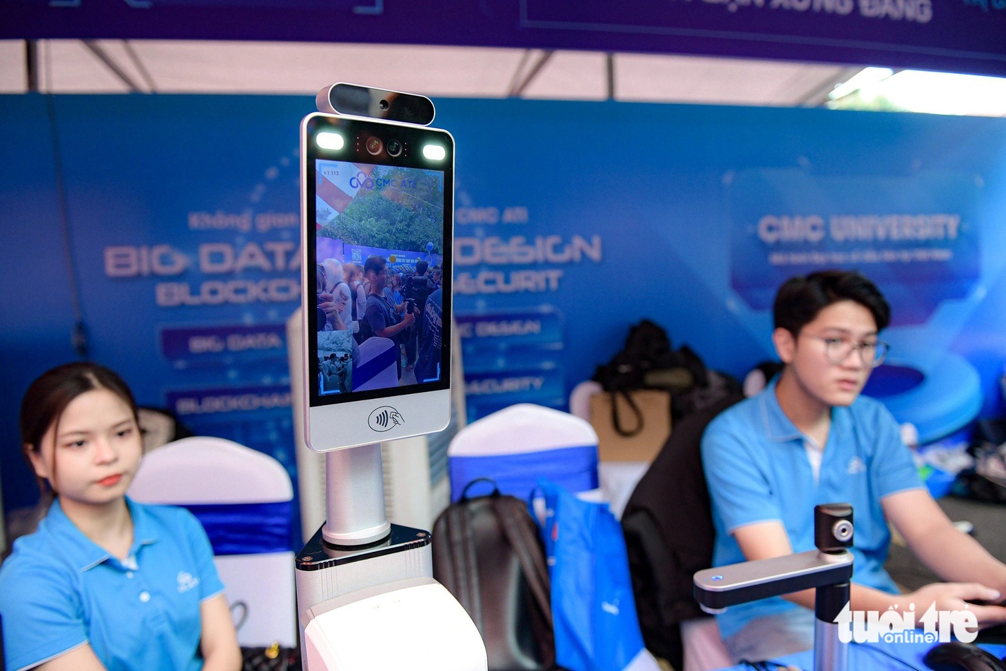Gian tư vấn của trường Đại học CMC giới thiệu các công nghệ như nhận diện khuôn mặt, quét căn cước công dân, nhận diện giao thông... Đây là các sản phẩm thương mại xuất phát từ nghiên cứu công nghệ lõi của trường, phục vụ công tác đào tạo - Ảnh: NAM TRẦN