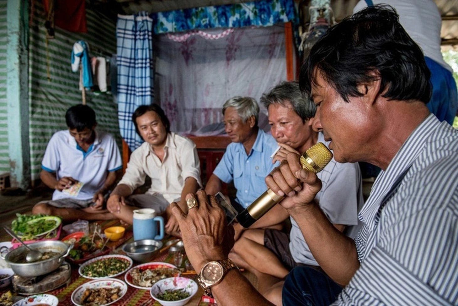 Tại Việt Nam và nhiều nước châu Á, karaoke đang trở thành