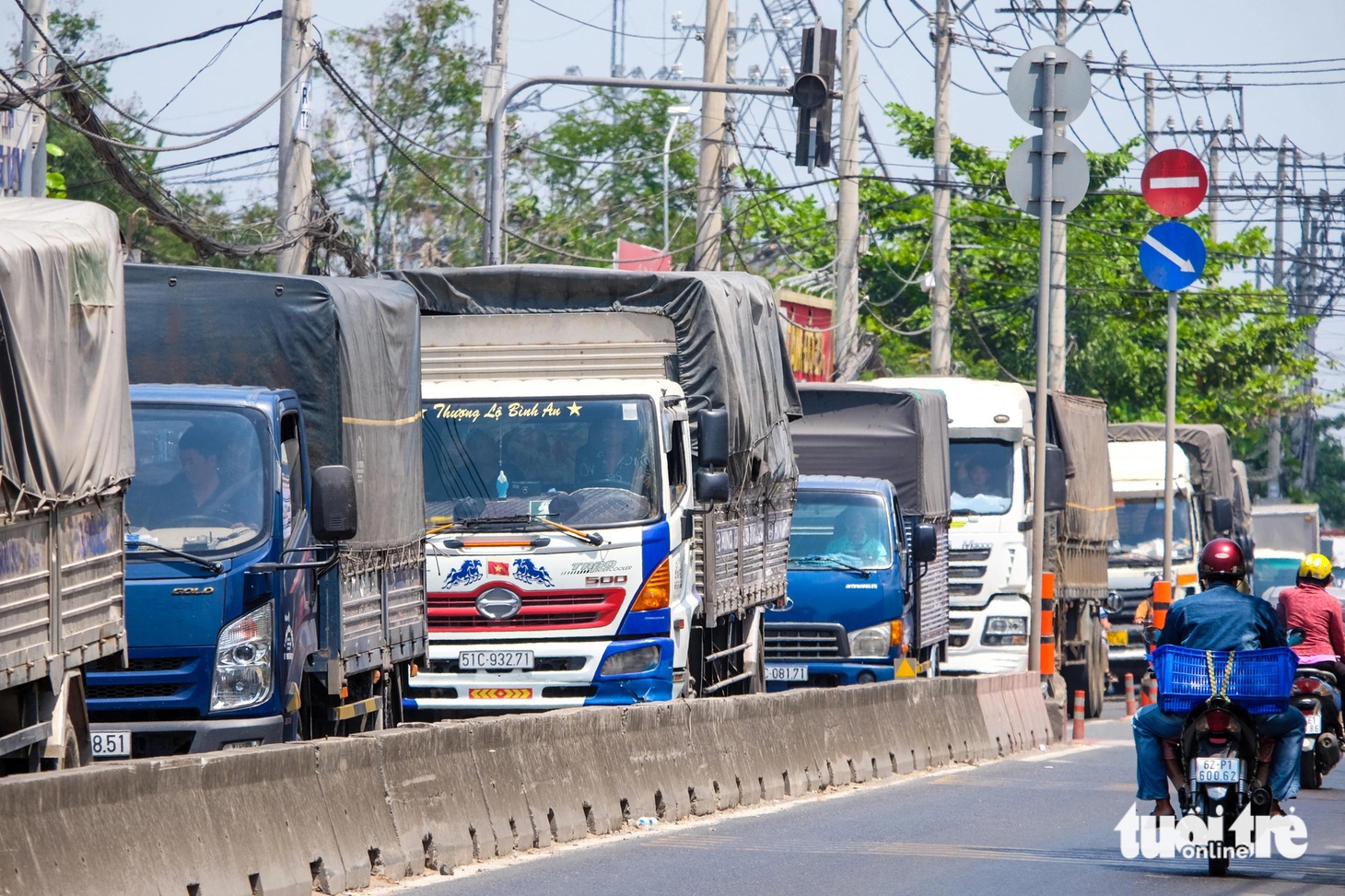 Dòng xe xếp hàng nhích từng chút một trên đường Nguyễn Văn Bứa, hướng TP.HCM đi Long An - Ảnh: PHƯƠNG NHI