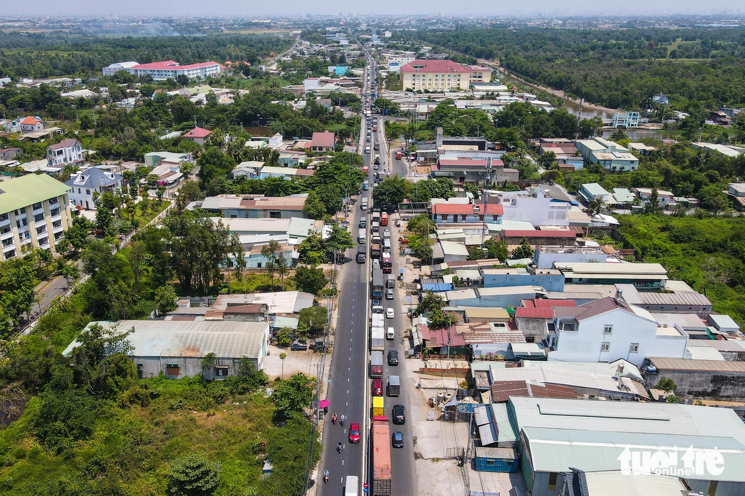 Trưa 19-3, xe cộ xếp hàng dài trên đường Nguyễn Văn Bứa (hướng Long An đi TP.HCM) đợi qua cầu Tỉnh lộ 9 và cầu Lớn. Theo người dân địa phương, tình trạng ùn ứ này diễn ra thường xuyên, có thời điểm xe tải dàn hàng 3 bịt kín một chiều xe - Ảnh: PHƯƠNG NHI