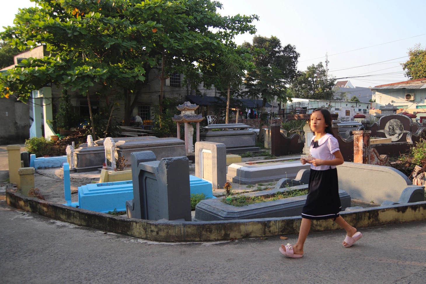 Nhiều người không khỏi rợn tóc gáy khi đi qua các ngõ, hẻm toàn mồ mả tại đường Mẹ Suốt - Ảnh: THANH NGUYÊN