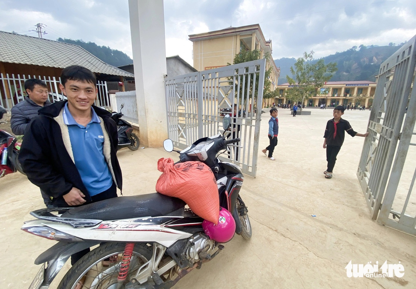 Anh Thào A Khày đi lấy gạo từ nhà phụ huynh học sinh về để nấu cho học sinh bán trú - Ảnh: C.TUỆ