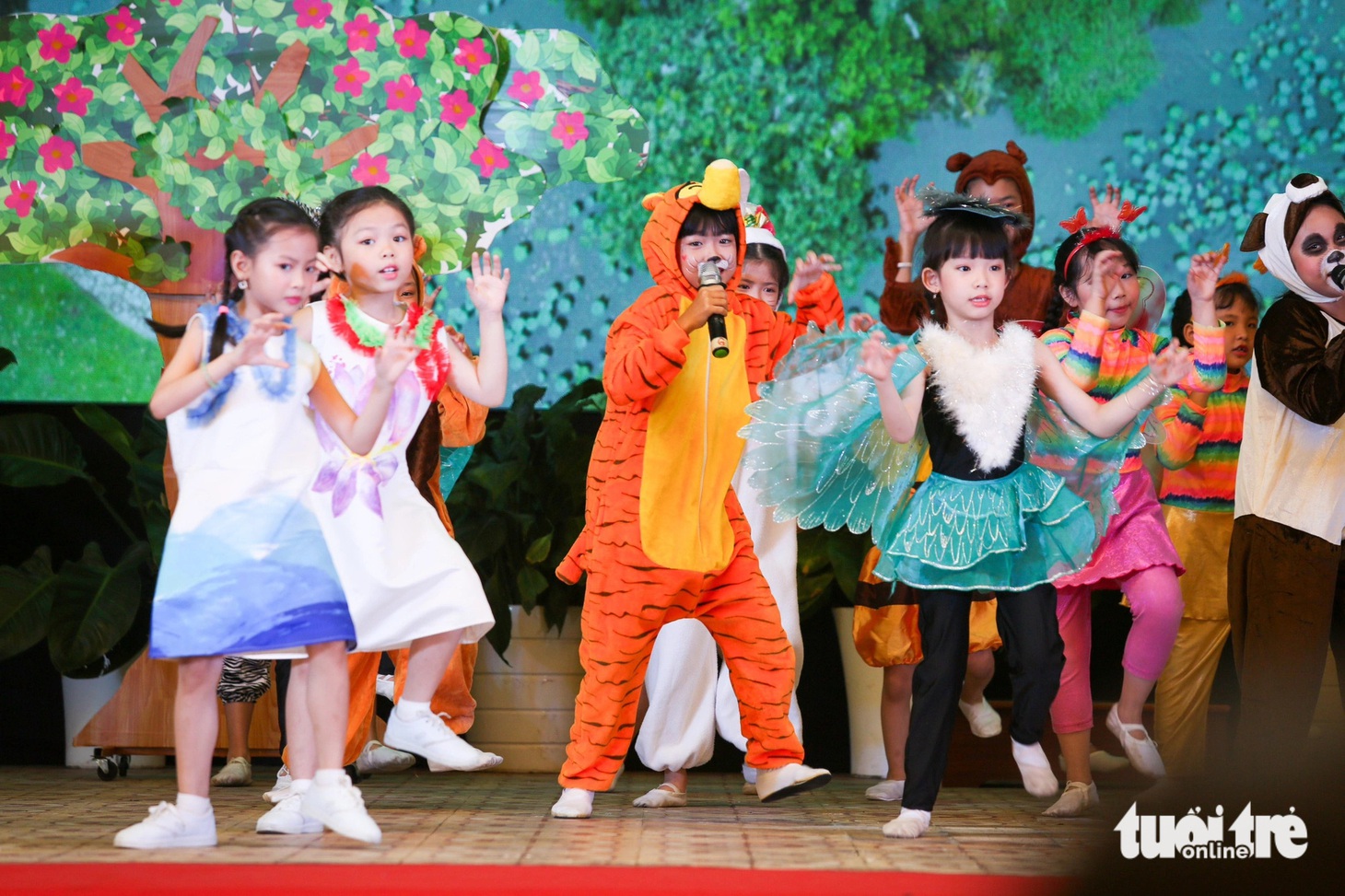 Một em nhỏ trong trang phục hổ. Đây là cặp hổ Bình - Dương được sinh tại Thảo cầm viên Sài Gòn. Hổ mẹ được cán bộ kiểm lâm tỉnh Bình Dương giải cứu và trao cho đơn vị. Tên hai chú hổ mang ý nghĩa này