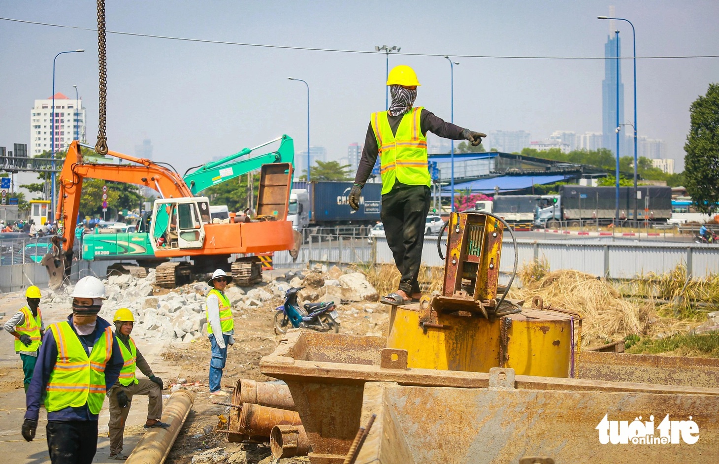 Đằng sau sự hiện đại và tiện ích của công trình nút giao An Phú (TP Thủ Đức) trong tương lai, chính là câu chuyện về sự vất vả của những công nhân lao động dưới cái nắng gay gắt - Ảnh: CHÂU TUẤN
