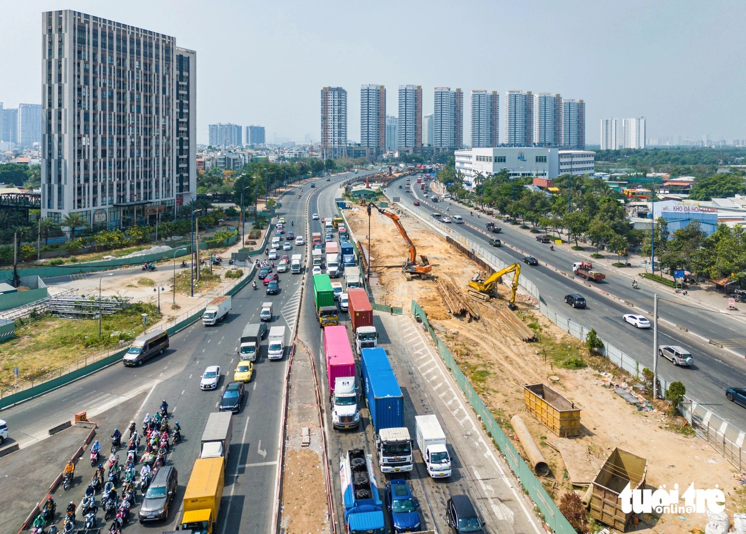 Hai hầm chui hở trên đường Mai Chí Thọ cũng đang được tập trung xây dựng trong thời gian này - Ảnh: CHÂU TUẤN