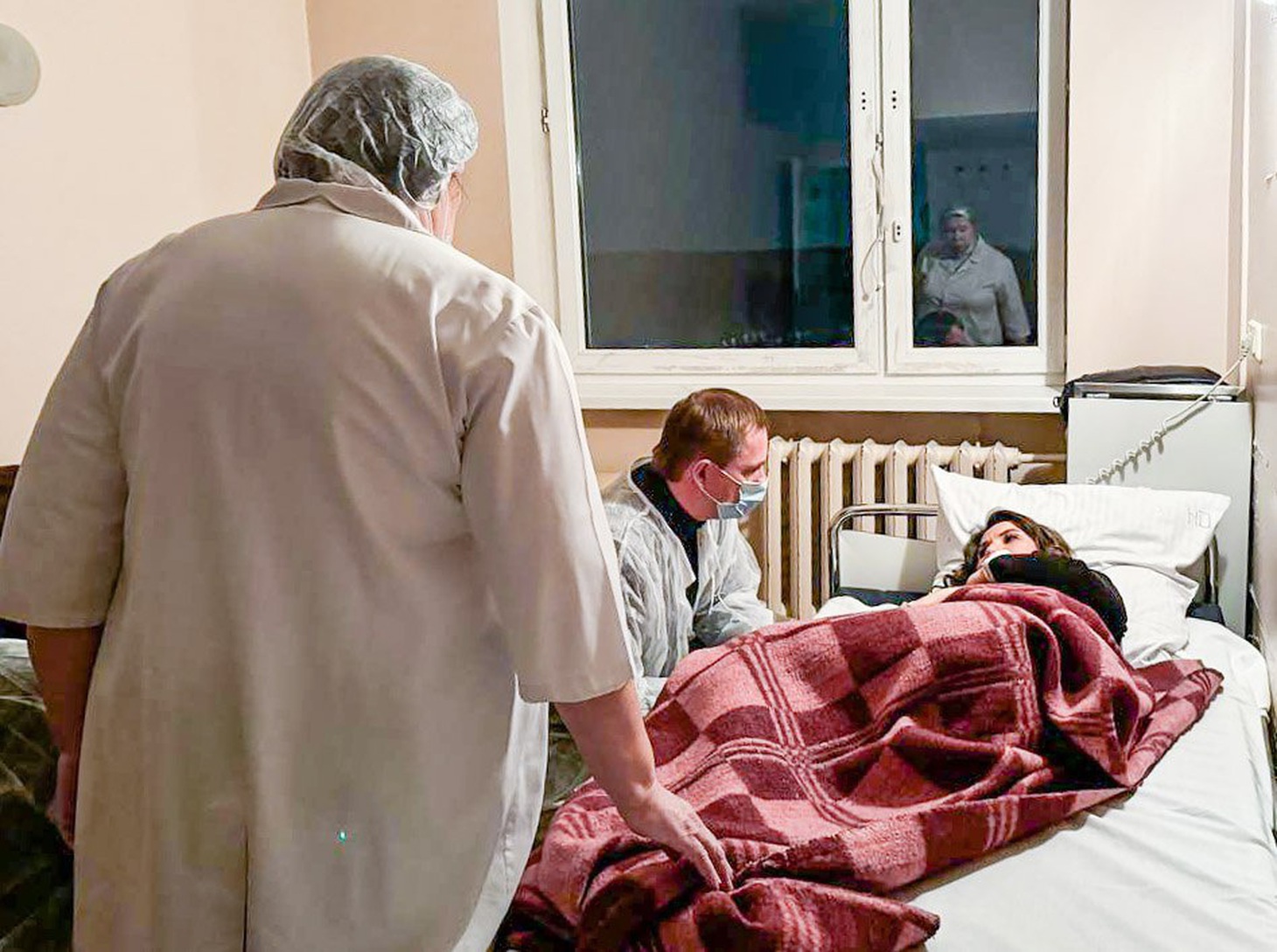 Ông Dmitry Volkov, lãnh đạo thành phố Krasnogorsk - nơi xảy ra vụ xả súng, tới thăm hỏi các nạn nhân may mắn chạy thoát - Ảnh: RIA NOVOSTI