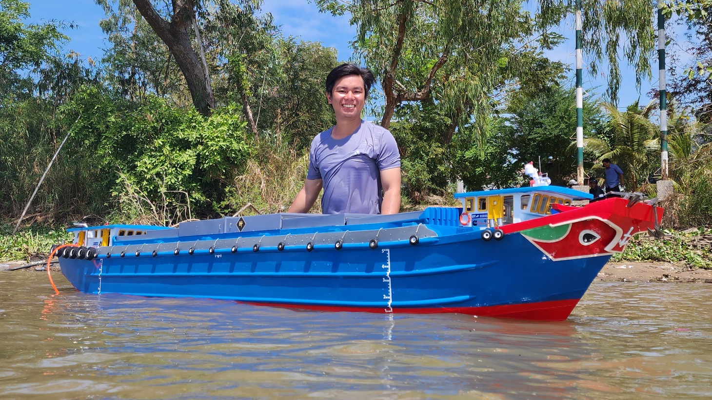 Ngoài chế máy bay chạy trên nước, anh Thanh còn chế thêm các loại ghe, tàu rất độc đáo