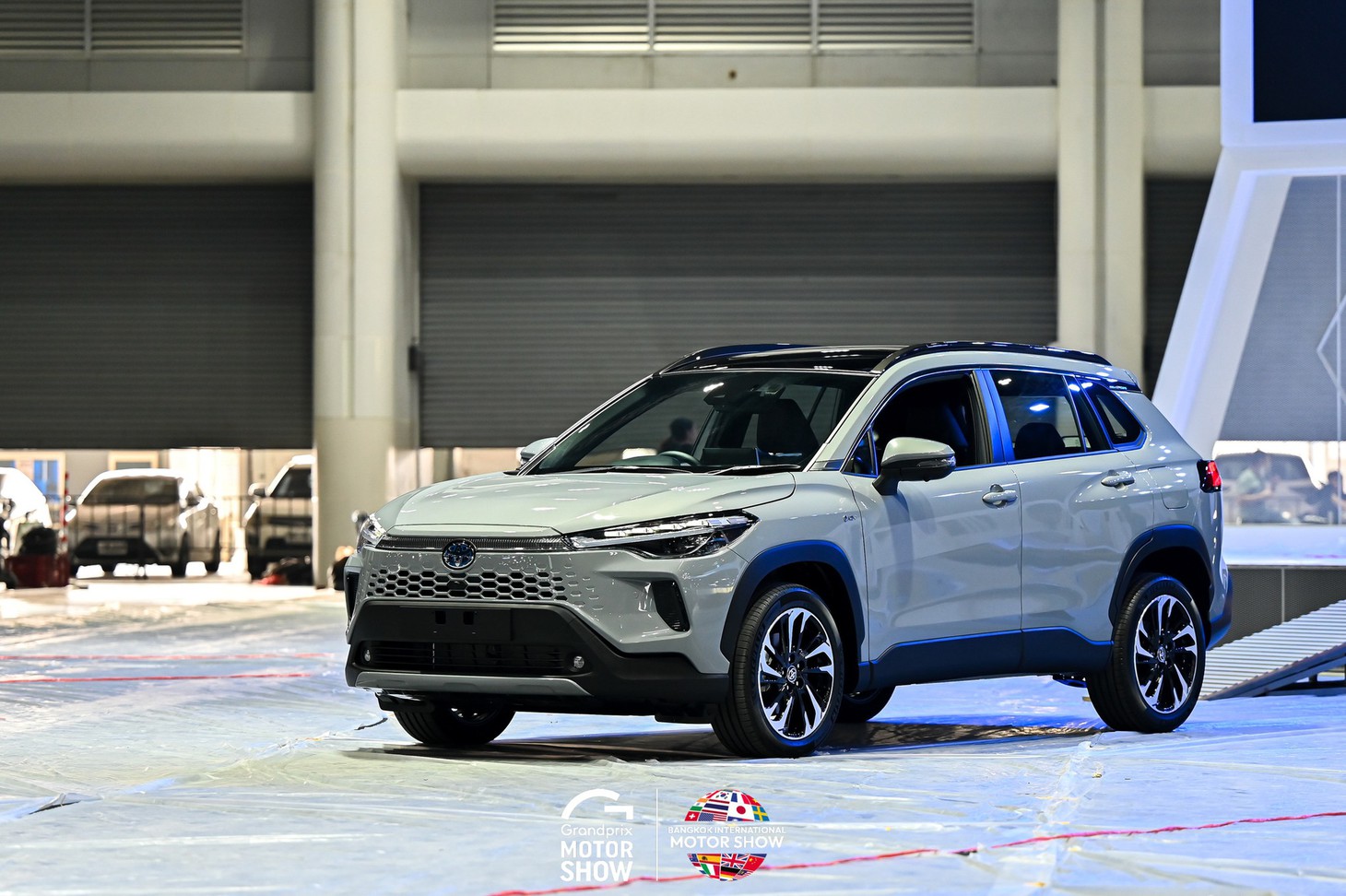 Một trong những mẫu xe đáng chú ý nhất của BIMS 2024 với khách Việt là Toyota Corolla Cross 2024. Bản nâng cấp mới này dự kiến ra mắt thị trường Việt Nam vào tháng 4. Theo thông tin từ phía đại lý, trang bị của bản bán tại Việt Nam sẽ tương tự với xe ở Thái Lan.
