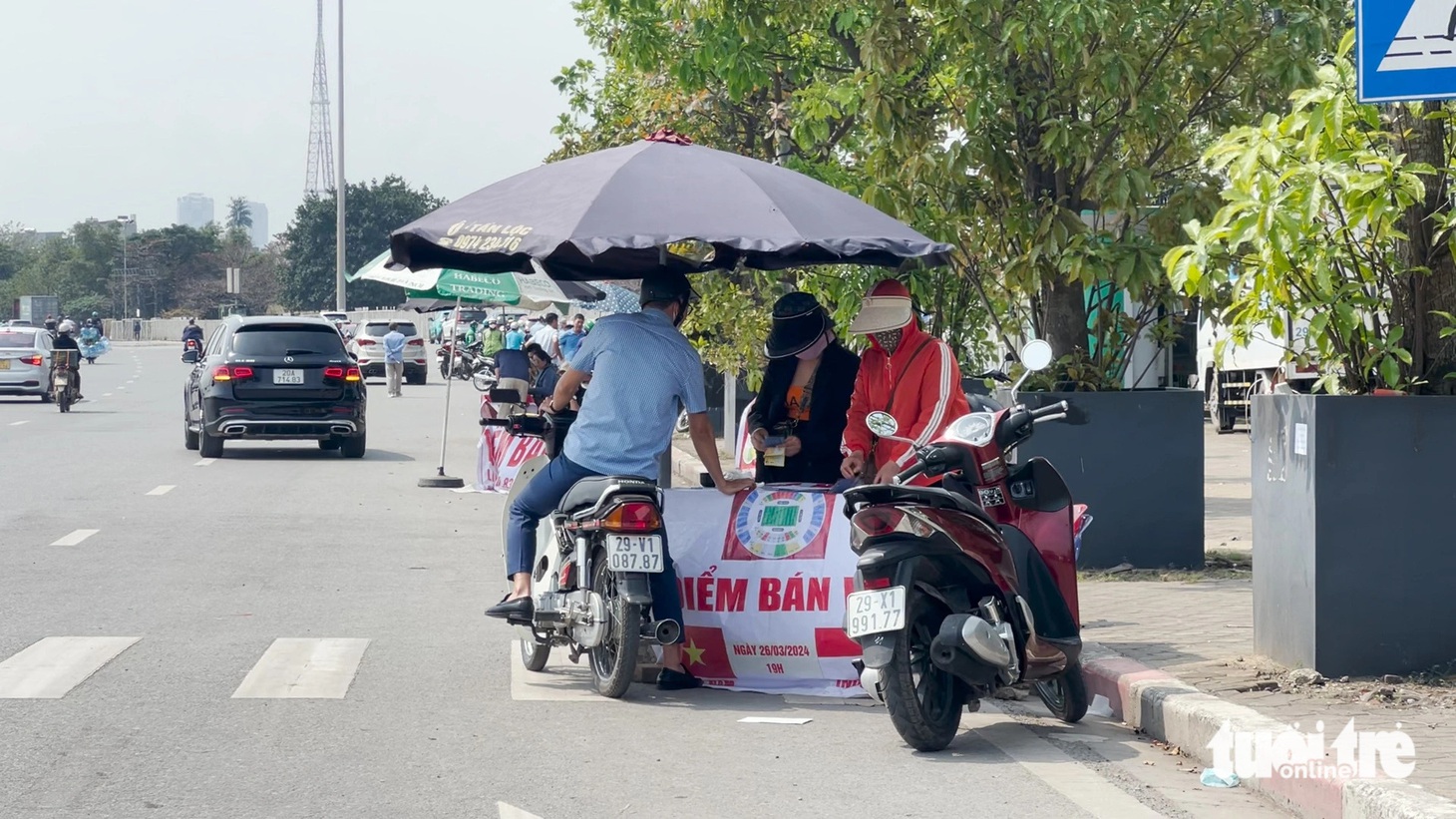 Dọc tuyến đường Lê Quang Đạo có hàng loạt điểm bán vé chợ đen