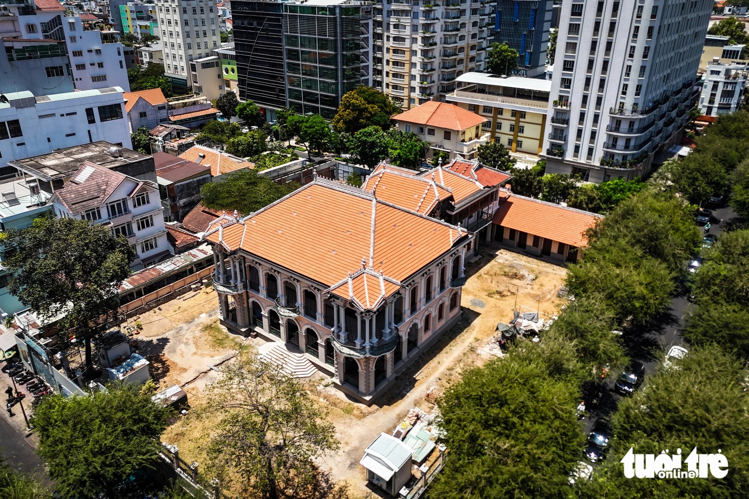 Lúc đầu, biệt thự có tên là "Biệt thự Phương Nam" do ông Nguyễn Văn Nhiều làm chủ, sau đó thuộc về 2 người là Đặng Kim Chi và Nguyen Kim Sa Dang