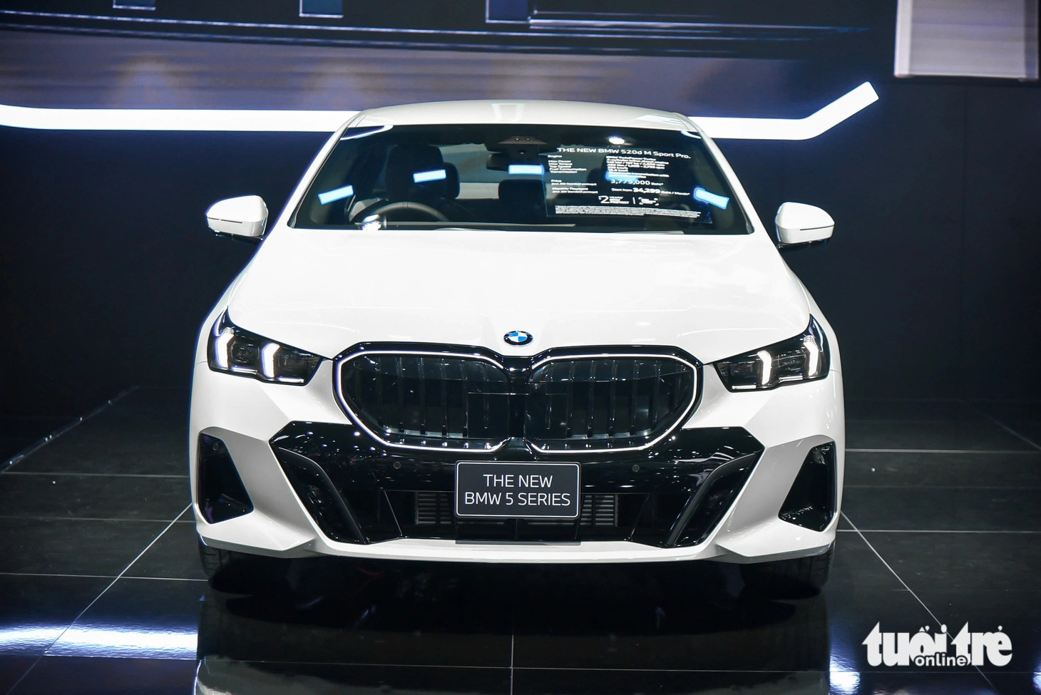 BMW 5-Series 2024 có sự thay đổi rất lớn so với đời trước. Khung gầm xe là loại CLAR mới. Xe có kích thước 5.060 x 1.900 x 1.515 (mm), trục cơ sở 2.995mm. So với thế hệ trước, chiều dài xe tăng 86,4mm và trục cơ sở kéo dài thêm 20mm.