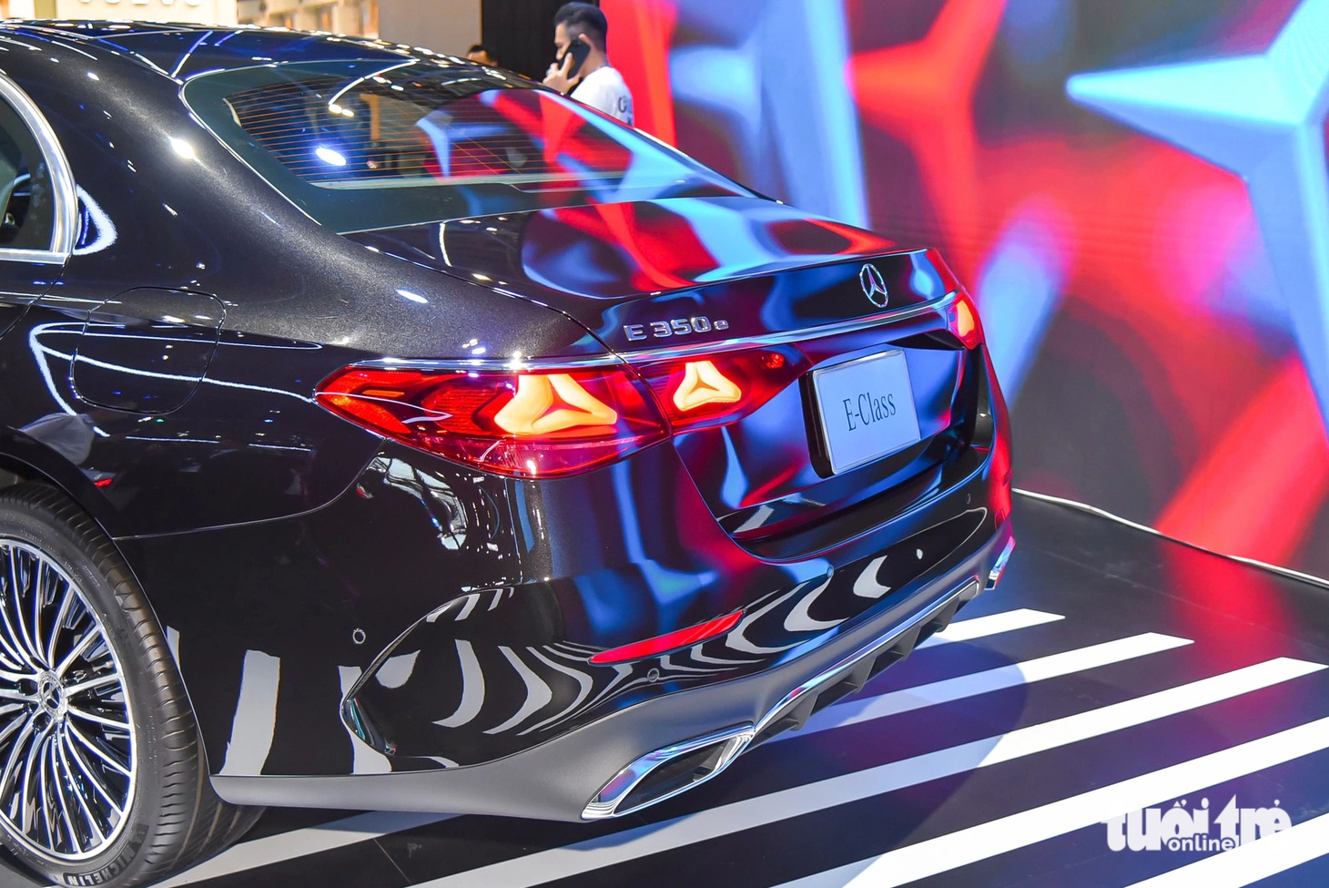 Khác với C-Class và S-Class, Mercedes-Benz E-Class sở hữu cụm đèn hậu có họa tiết logo của hãng rất độc đáo. Cách làm này giúp xe càng dễ nhận diện từ xa trong điều kiện trời tối.