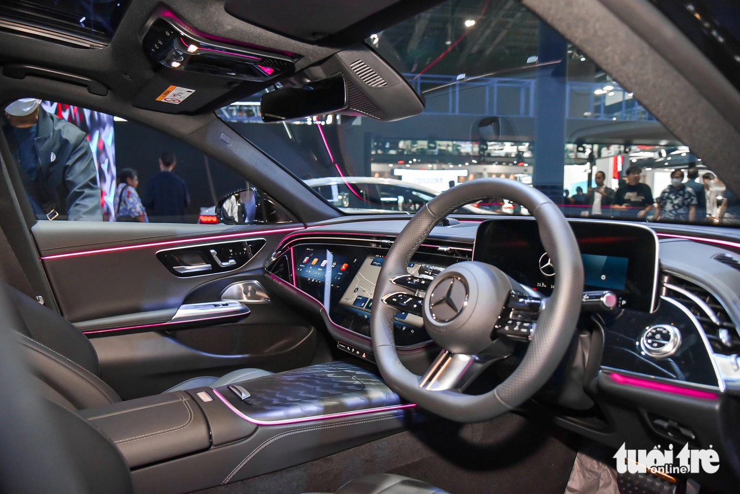 Hệ thống đèn LED viền ngập tràn nội thất là chi tiết không thể thiếu trên các mẫu Mercedes-Benz vài năm trở lại đây.