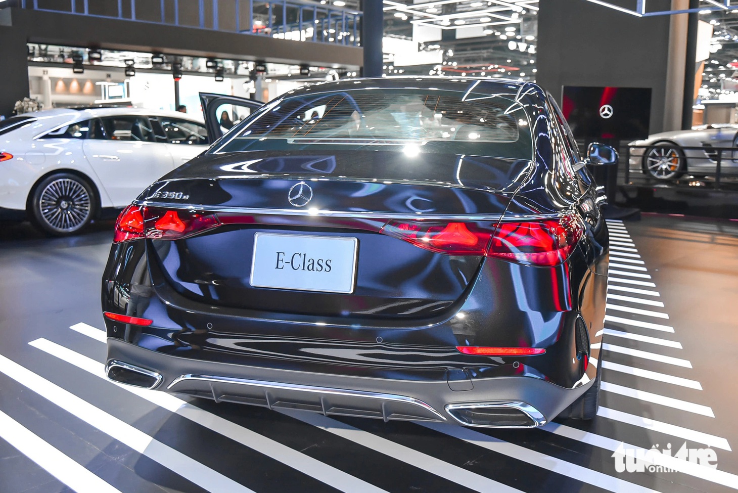 Mercedes-Benz E-Class 2024 tại Thái có hai tùy chọn động cơ. Đầu tiên là máy dầu 2.0L tăng áp (E 220d) cho công suất 197 mã lực và 440Nm mô-men xoắn, kết hợp với hệ thống điện 48V hỗ trợ tức thì thêm 23 mã lực và 205Nm khi tăng tốc. Phiên bản cao cấp hơn sử dụng máy xăng 2.0L tăng áp, công suất tối đa 204 mã lực và 320Nm mô-men xoắn, đi kèm pin 25,4 kWh cho xe khả năng chạy thuần điện, tổng công suất 313 mã lực và 550Nm. Cả hai phiên bản đều sử dụng hộp số tự động 9 cấp và hệ dẫn động cầu sau.