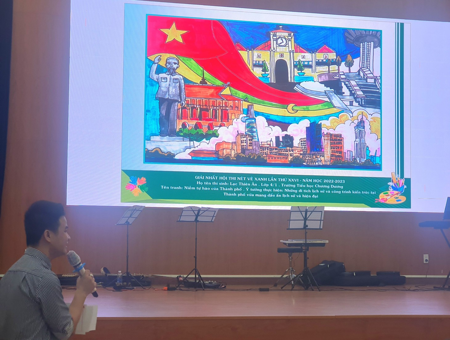 Và bức tranh của học sinh vẽ, cùng với chủ đề "Thành phố của tôi" - Ảnh: H.HG