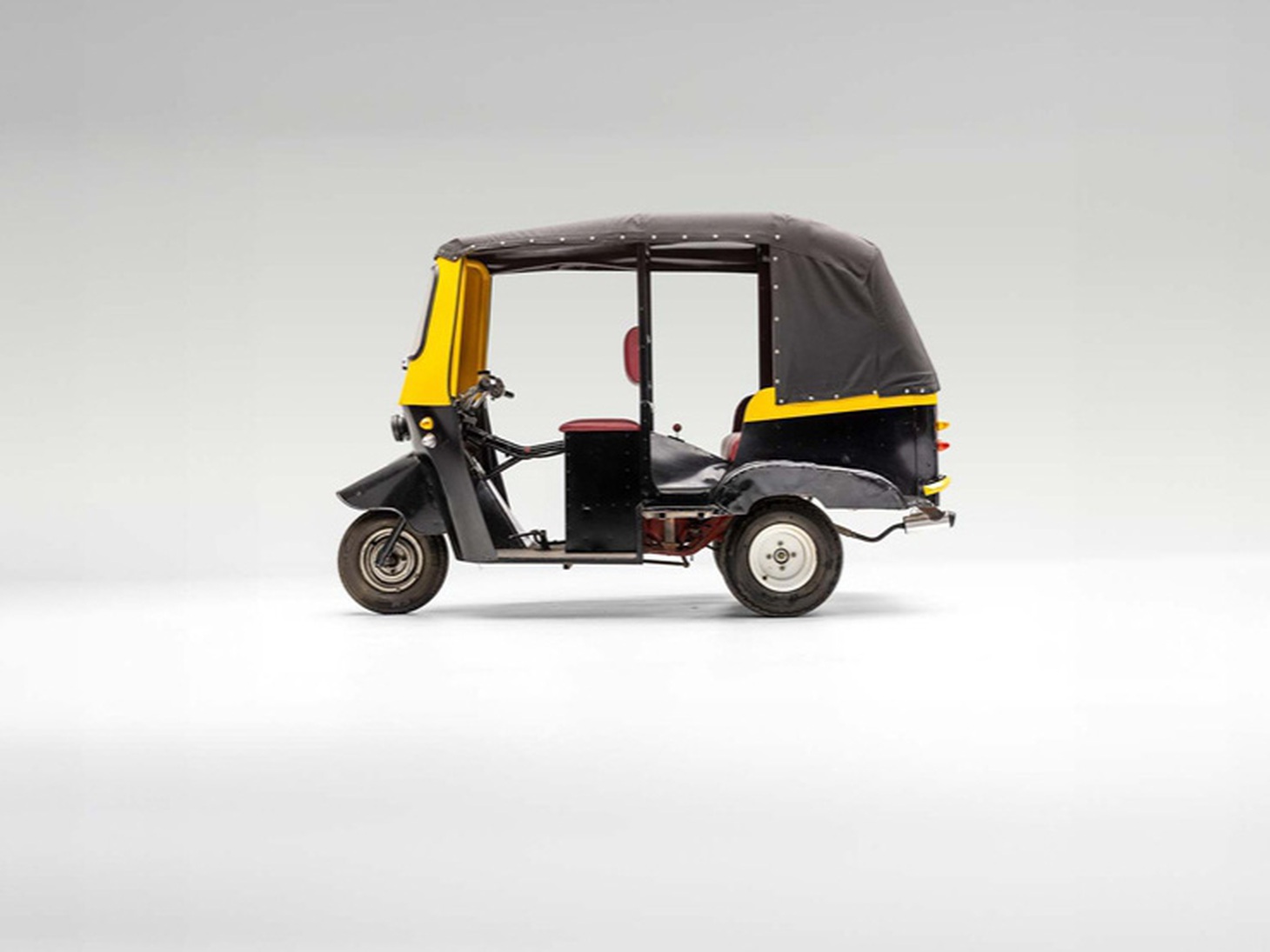 Một chiếc xe Tuk Tuk cũng có mặt trong danh mục trưng bày tại triển lãm Bond in Motion - Ảnh: International Spy Museum