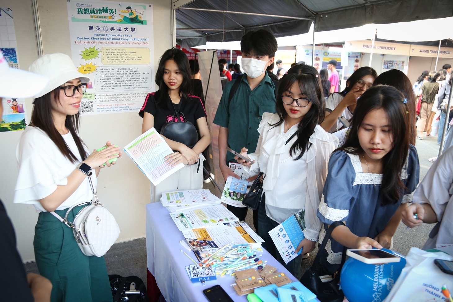 Học sinh quét mã để tìm hiểu thông tin tại gian tư vấn Trường đại học Khoa học kỹ thuật Fooyin (Đài Loan) - Ảnh: PHƯƠNG QUYÊN