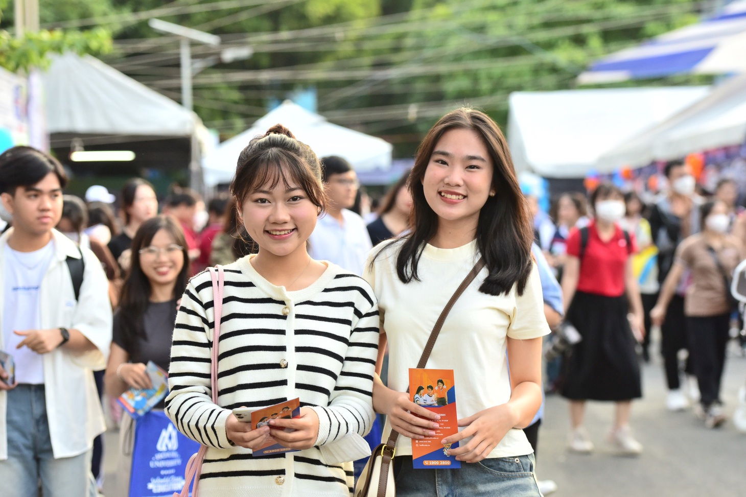 Hai bạn Khánh Vy và Thùy Linh cho biết đây là năm thứ 2 mình tham gia chương trình tư vấn tuyển sinh - hướng nghiệp. Hôm nay các bạn đến ngày hội để được tư vấn kỹ hơn - Ảnh: DUYÊN PHAN