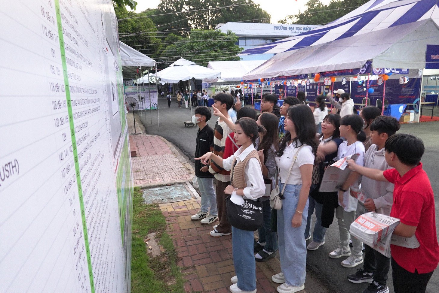 Nhóm học sinh Trường THPT Nguyễn Quang Diêu (An Giang) tìm hiểu sơ đồ của ngày hội. Dù ở xa nhưng các em có mặt tại ngày hội rất sớm, từ 5h30 sáng 3-3 - Ảnh: NHƯ HÙNG