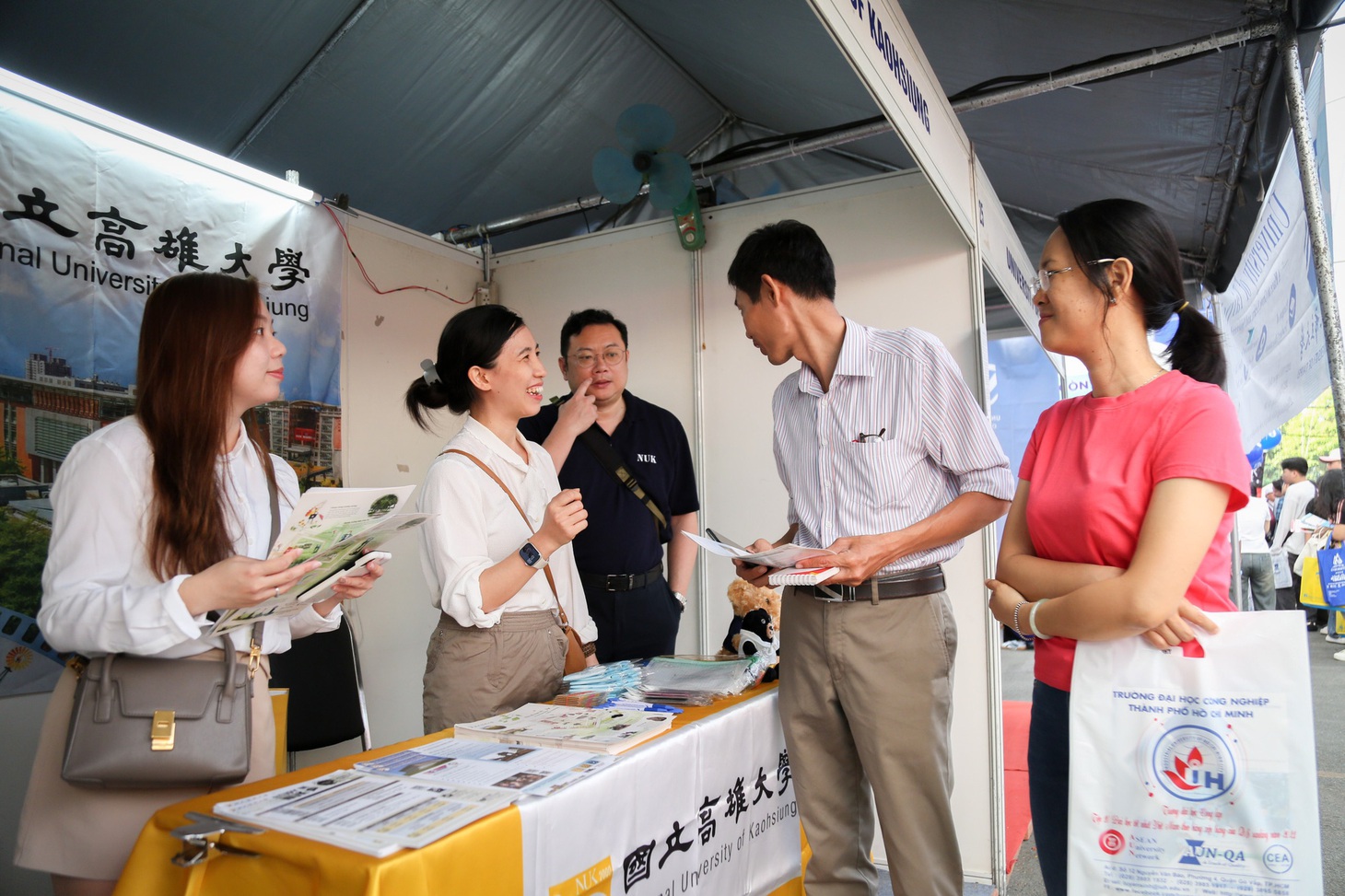 Phụ huynh tìm hiểu chương trình du học Đài Loan tại gian tư vấn của Trường đại học quốc lập Cao Hùng (National University of Kaohsiung) - Ảnh: PHƯƠNG QUYÊN