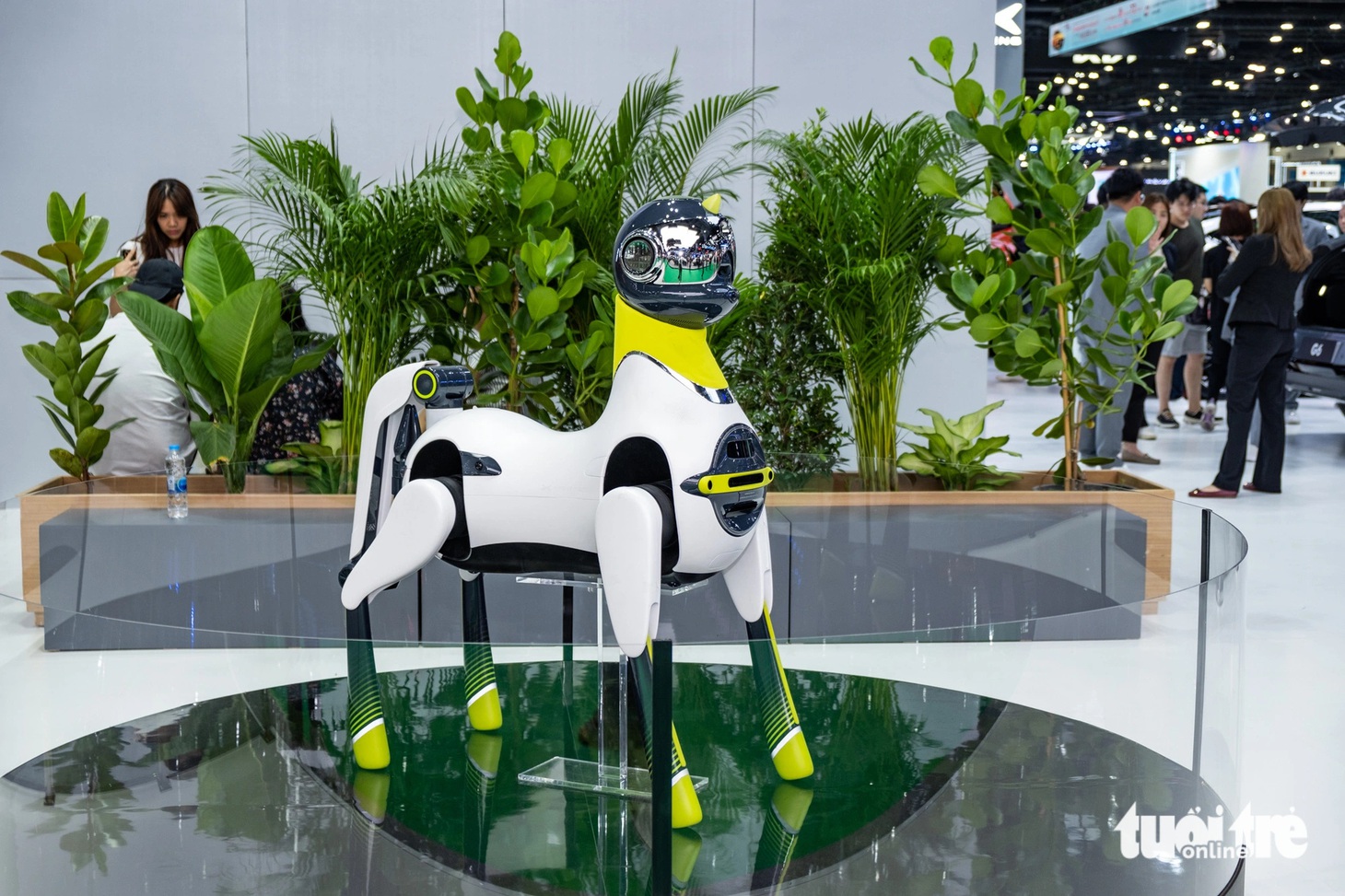 Ngoài ô tô bay, gian hàng của Xpeng còn có chú chó robot thu hút trẻ em.