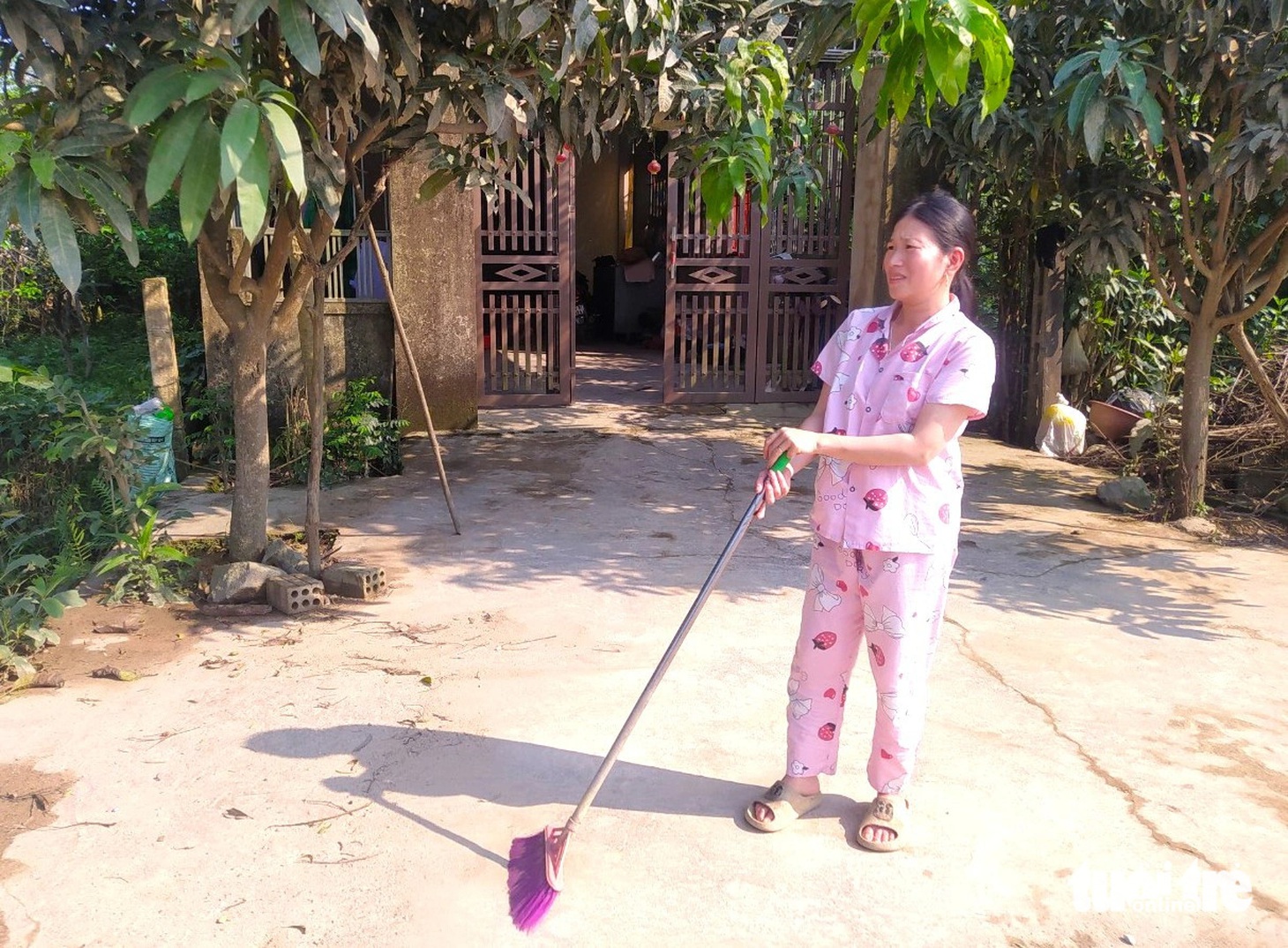 Bà Phạm Thị Sâm cho biết phải đóng cửa thường xuyên để tránh bụi bay vào nhà