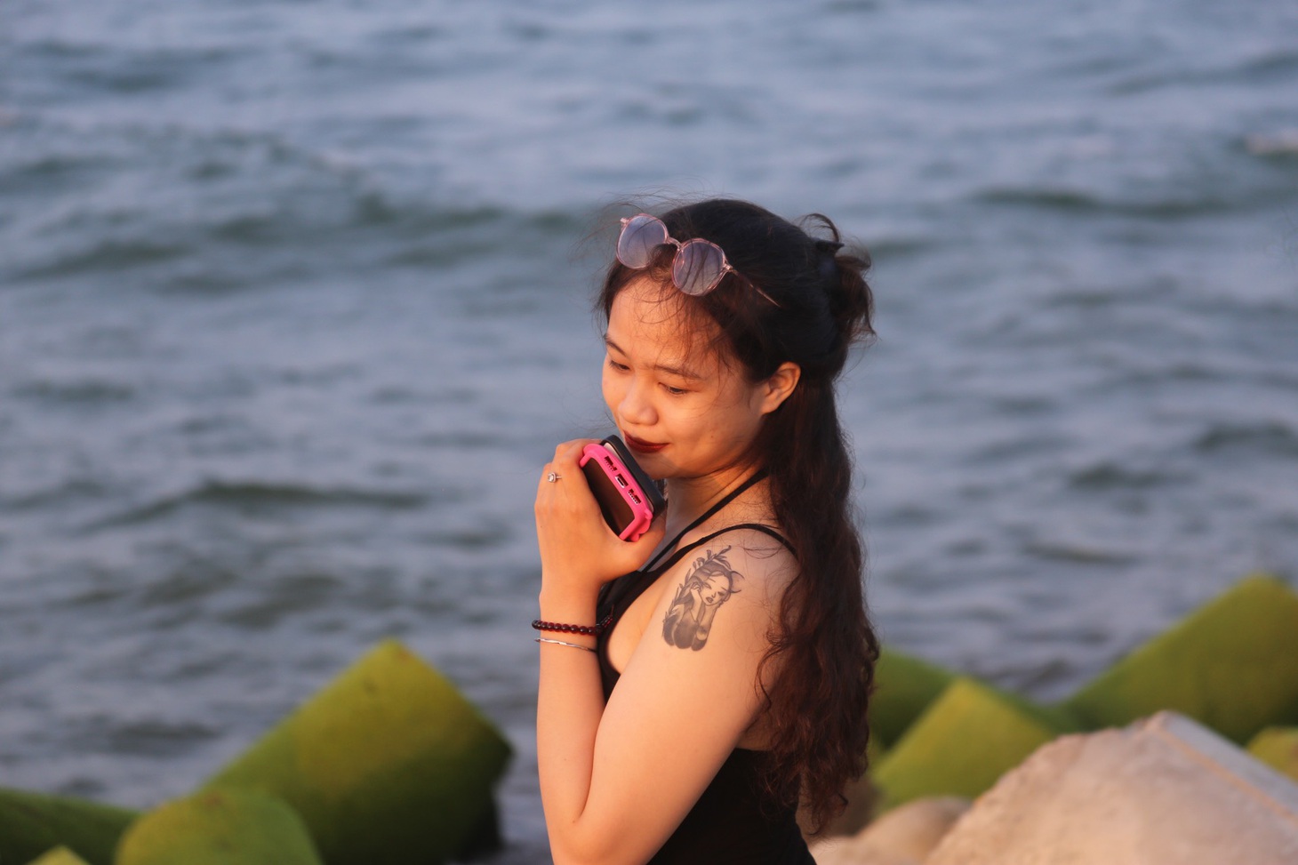 Du khách chụp hình với bãi rêu