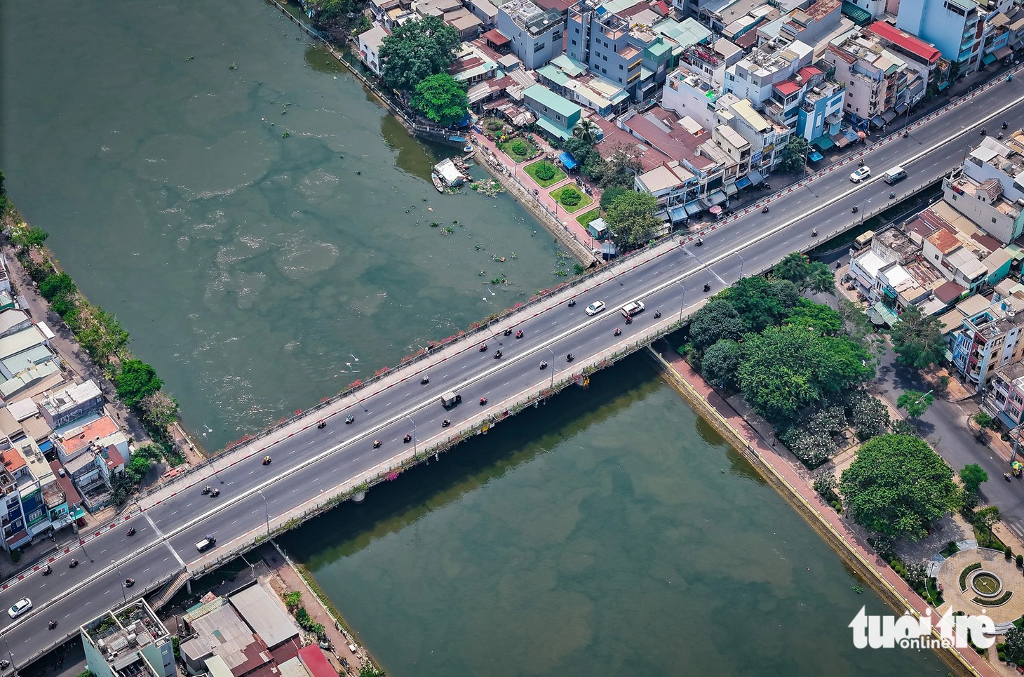 Cầu Kinh (đường Xô Viết Nghệ Tĩnh) chính là lối “độc đạo” để vào bán đảo này