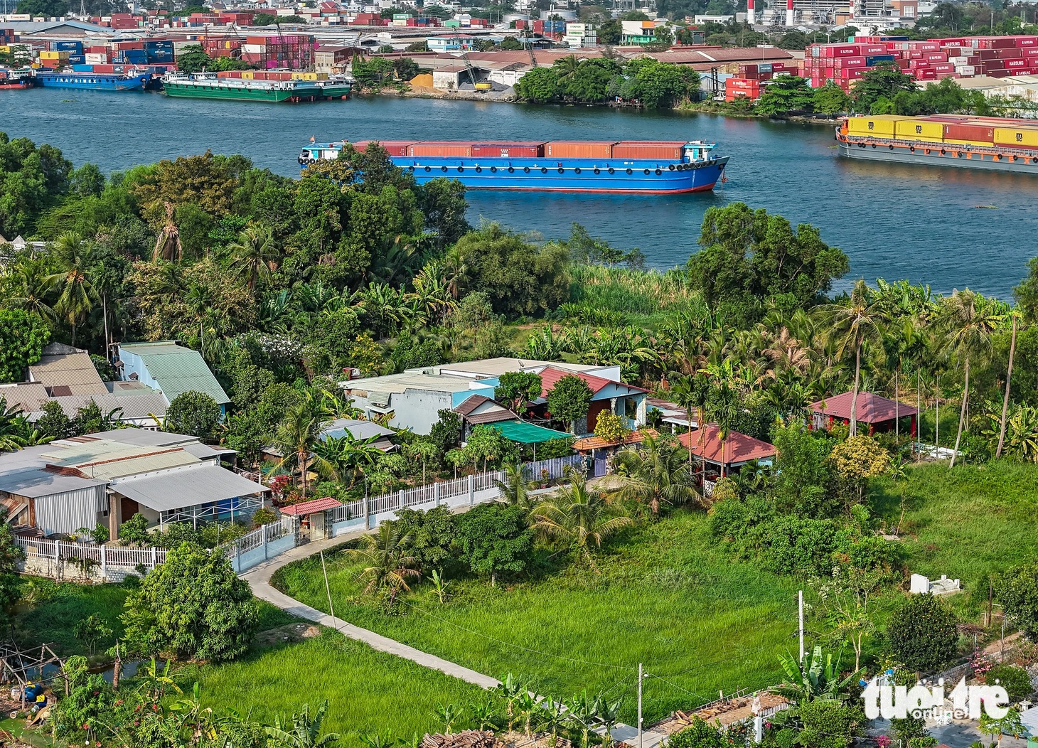Không ít người bất ngờ khi thấy các cây cầu, đường mòn rợp bóng cây xanh phía trong bán đảo Thanh Đa giống như một vùng quê xa xôi nào đó