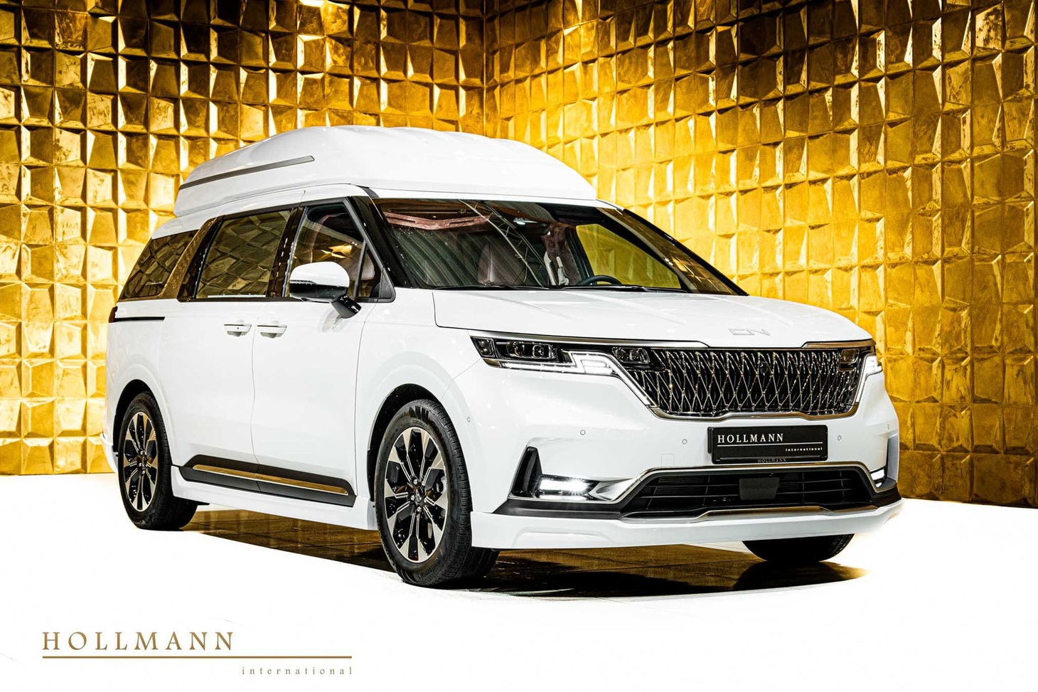 Kia Carnival của Hollmann International được trang bị nhiều công nghệ và tiện nghi có thể sánh ngang với Rolls-Royce