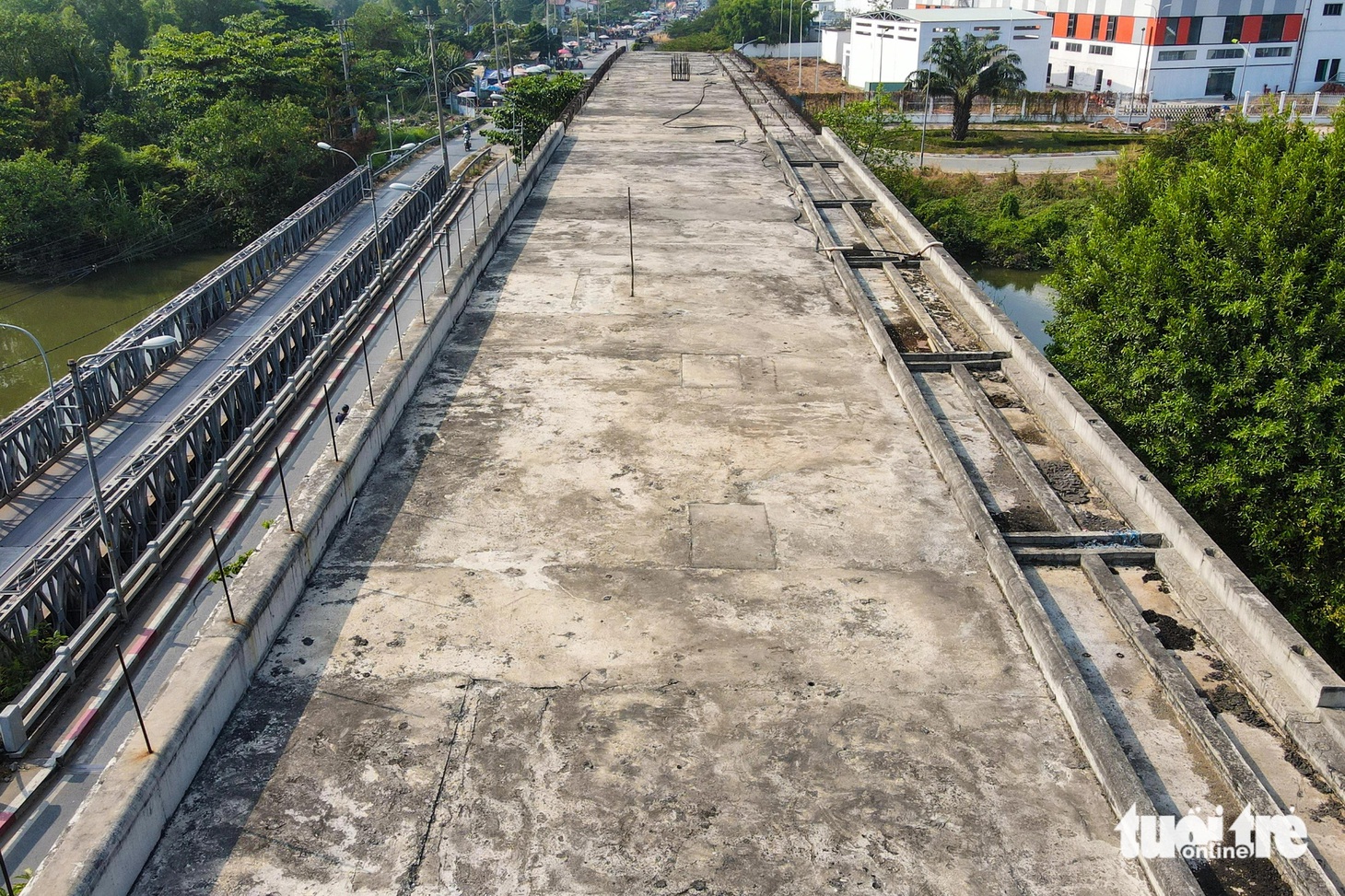 Dự án xây dựng cầu Tăng Long khởi công vào tháng 12-2017, đến tháng 9-2019 phải tạm ngưng thi công do không có mặt bằng. Vào tháng 10-2023, UBND TP Thủ Đức phối hợp Ban Giao thông tổ chức lễ bàn giao mặt bằng và thi công cầu Tăng Long. Dự kiến sẽ thông xe cầu vào dịp 30-4-2025. Thế nhưng đến nay dự án vẫn chưa thi công trở lại khiến người dân vô cùng lo lắng - Ảnh: PHƯƠNG NHI