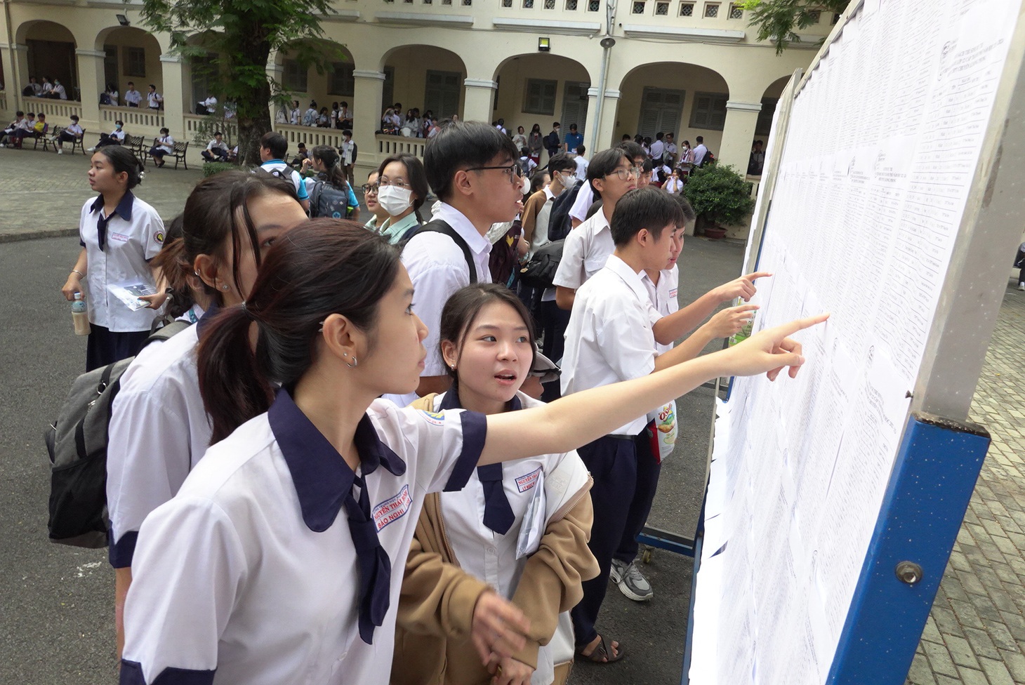 Thí sinh xem danh sách phòng thi của kỳ thi học sinh giỏi cấp thành phố sáng 5-3 - Ảnh: NHƯ HÙNG