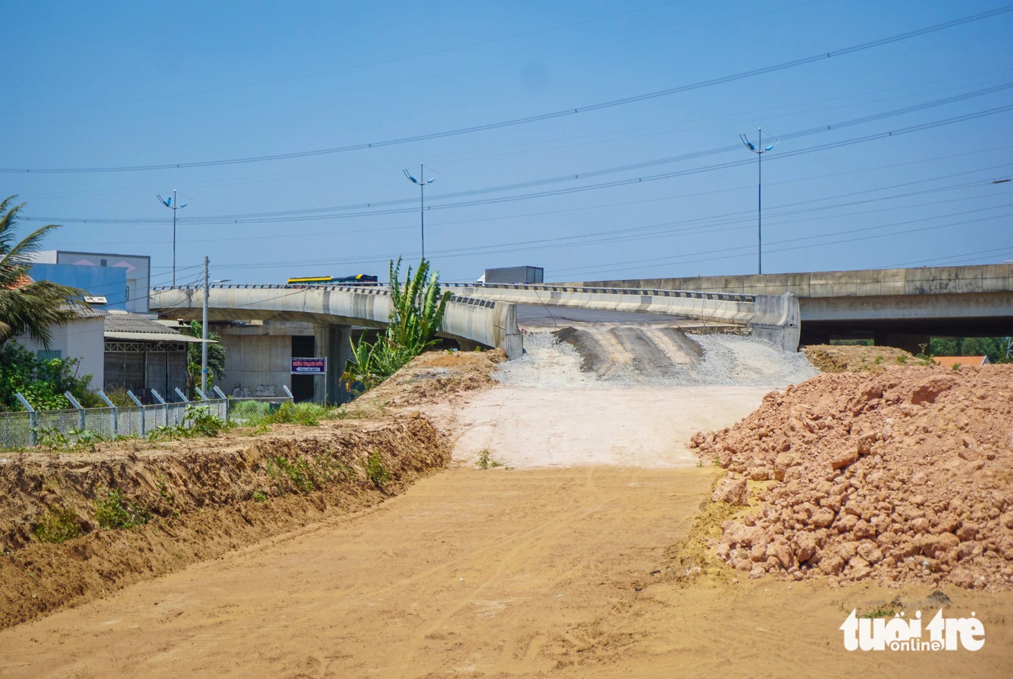 Công trường nút giao đang bị đứt khúc, nhà thầu đang xây dựng chưa đồng bộ vì phải "chừa" ra đoạn 700m - Ảnh: CHÂU TUẤN