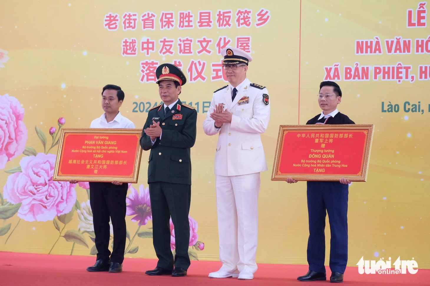 Bộ trưởng Bộ Quốc phòng hai nước tham dự lễ cắt băng khánh thành Nhà văn hóa Hữu nghị biên giới Việt Nam - Trung Quốc, tặng quà cho đảng bộ, chính quyền và nhân dân xã Bản Phiệt, huyện Bảo Thắng, tỉnh Lào Cai - Ảnh: NGUYÊN BẢO