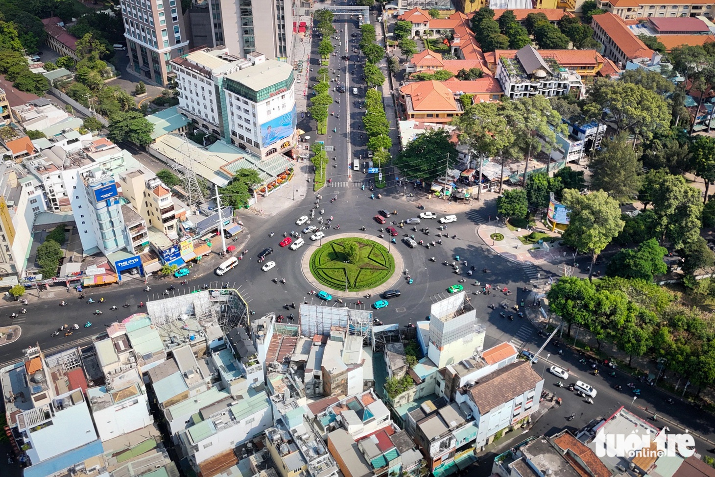 Ngã sáu Cộng Hòa là nơi giao nhau của sáu con đường: Nguyễn Văn Cừ, Phạm Viết Chánh, Nguyễn Thị Minh Khai, Lý Thái Tổ, Hùng Vương và Trần Phú