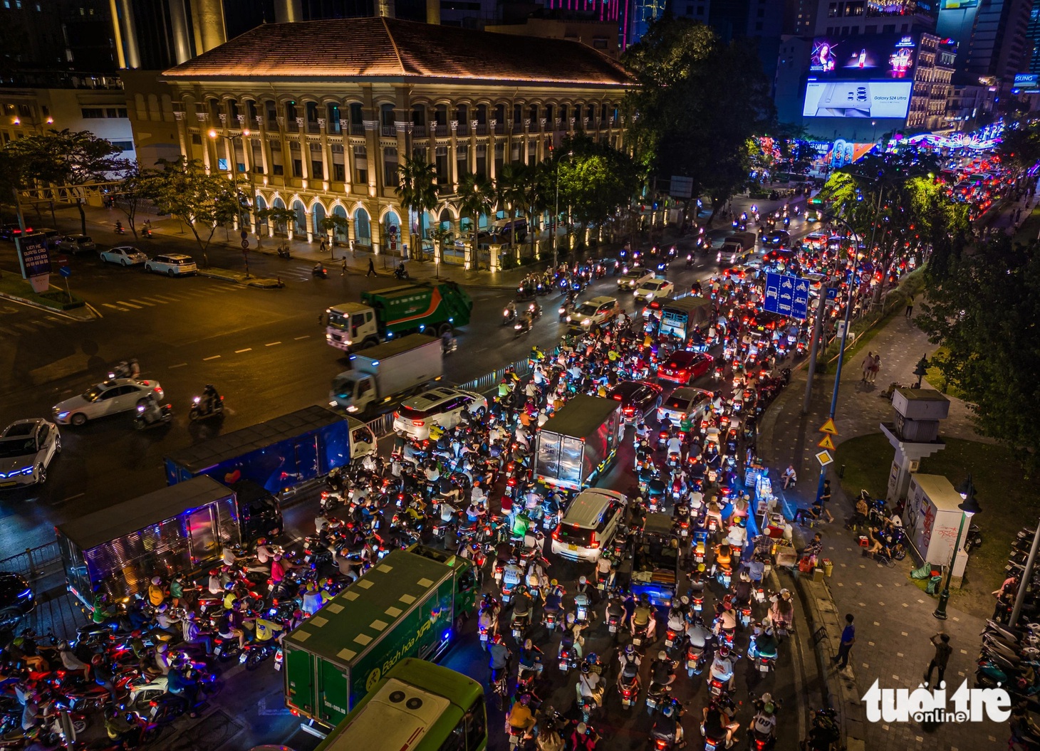 Xe hơi, xe tải, xe máy đều "chung số phận" khi vào đường Tôn Đức Thắng khung giờ này - Ảnh: CHÂU TUẤN